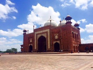 A Mosque Surrounding The Taj Mahal (Credit: Joe Peskett)